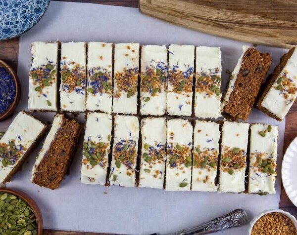 CAKESMITHS QUEEN VIC TRAYCAKE 1X18PTN