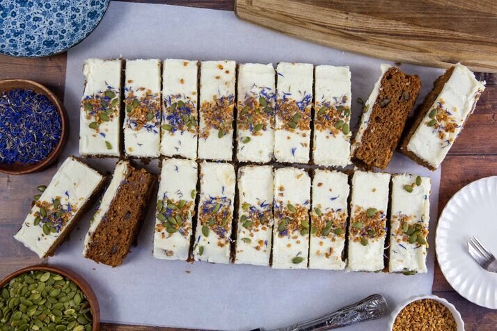 CAKESMITHS QUEEN VIC TRAYCAKE 1X18PTN